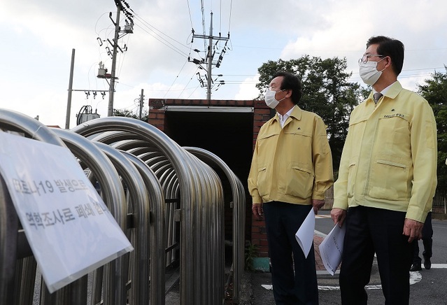 ▲ 양승조 충남도지사가 3일 집단감염이 발생한 청양 A김치공장을 방문, 현장을 점검하고 있다.ⓒ충남도