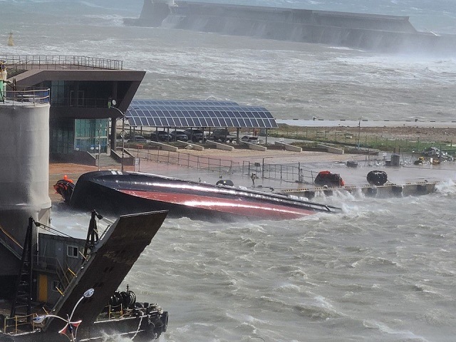 ▲ 울릉과 독도를 오가는 여객선 돌핀호가 침수되는 피해를 입었다.ⓒ울릉도
