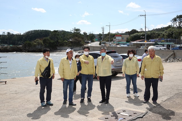 ▲ 정해종 의장, 백인규 부의장을 비롯한 상임위원장단은 구룡포 하정리 피해 현장을 점검하고 있다.ⓒ포항시의회
