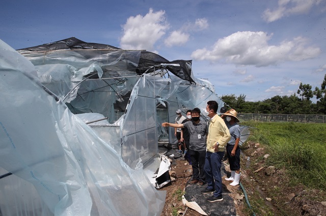 ▲ 이강덕 시장은 피해현장을 방문해 피해주민을 위로하고 피해현장을 점검했다.ⓒ포항시