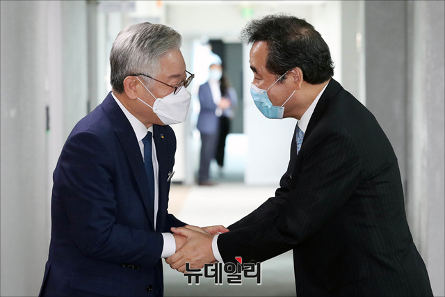 ▲ 이재명 경기지사가 경기도청을 찾은 이낙연 의원을 맞이하고 있다.ⓒ경기 수원=정상윤 기자