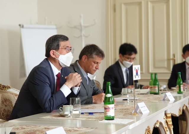 ▲ 정재훈 한수원 사장은 2일 오전(체코 시각) 체코총리 공관에서 야로슬라브 밀 원전특사를 만나 원전사업 관련 협력방안에 대해 논의했다 ⓒ한수원 제공