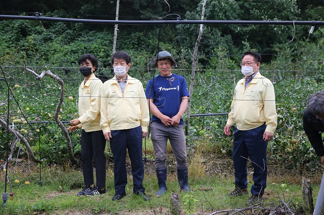 ▲ 배광우 의성군의회 의장은 태풍 피해 현장을 방문했다.ⓒ의성군의회