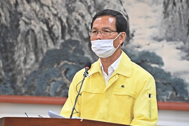 ▲ 조병옥 음성군수가 4일 코로나19 관련 기자회견을 하고 있다.ⓒ음성군