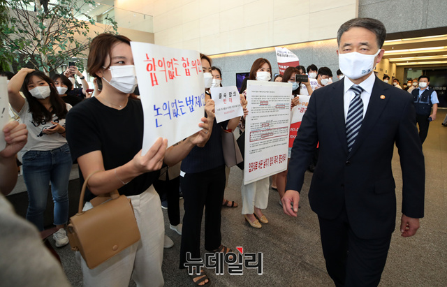 ▲ 4일 오후 1시 대한의사협회와 보건복지부가 한국건강증진개발원에서 합의서 서명을 추진하려는 가운데 전공의들이 반발하고 있다. ⓒ정상윤 기자