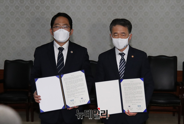 ▲ 최대집 대한의사협회장(왼쪽)과 박능후 보건복지부 장관이 4일 오후 서울 종로구  정부서울청사에서 열린 의·정 협의체 구성 합의서 체결식을 마치고 기념촬영을 하고 있다. ⓒ정상윤 기자