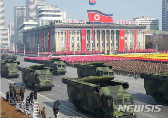 ▲ 2018년 2월 8일 평양 김일성 광장에서 열린 건군절 기념 열병식. 사진 속  미사일이 바로 북한판 이스칸데르. 북한에서는 신형 전술유도무기라고 부른다. ⓒ뉴시스. 무단전재 및 재배포 금지.
