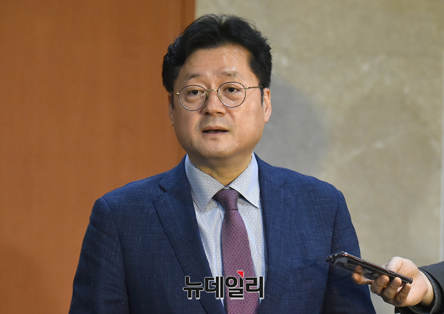 ▲ 홍익표 더불어민주당 의원이 4일 추미애 법무부장관 아들의 '휴가 미복귀'의혹을 감싸고 나섰다. ⓒ이종현 기자