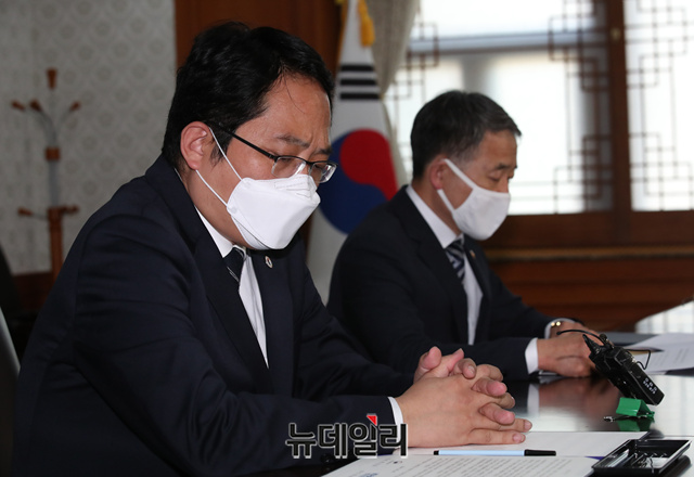 ▲ 최대집 대한의사협회장이 4일 오후 서울 종로구 정부서울청사에서 열린 의·정 협의체 구성 합의서 체결식에서 합의서를 보고 있다. ⓒ뉴데일리 DB