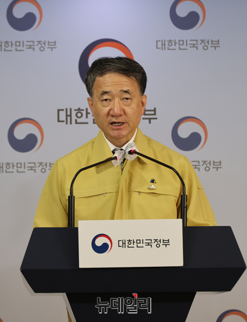 ▲ 박능후 보건복지부 장관이 4일 서울 종로구 정부서울청사에서 열린 정례브리핑에서 '전국 및 수도권 2단계 거리두기 연장 방안'을 발표 중인 모습. ⓒ정상윤 기자