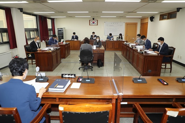 ▲ 4일 열린 충북도의회 건설환경소방위원회의 제385회 임시회 2차 위원회 모습.ⓒ충북도의회