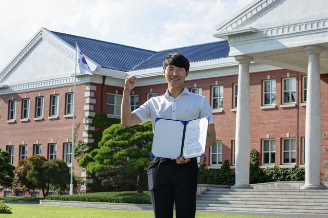 ▲ 김재홍(남, 24세, 언론영상학전공, 3학년) 학생의 ‘제2의 터닝포인트는 디지털 기기 및 총 10개의 어플을 활용한 온라인 강좌와 온라인 강좌로 인해 다소 여유로워진 시간을 활용해 목표를 세우고 이를 실천해 나가는 영상을 아라라는 가상의 인물이 인터뷰를 진행하는 형식으로 재미를 더한 영상을 만들어 대상을 수상했다.ⓒ계명대