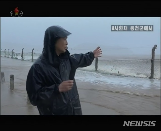 ▲ 북한 조선중앙TV가 3일 오전 제9호 태풍 '마이삭'의 영향권에 드는 강원도 지역에 방송원(취재기자)를 보내 태풍 피해 상황을 신속히 보도하고 있다. ⓒ뉴시스