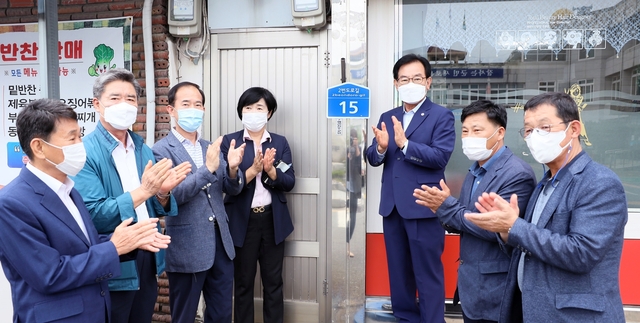 ▲ 칠곡군은 플라스틱 ‘구형 건물번호판’을 알루미늄 소재의 ‘신형 건물번호판’으로 경북도 최초로 전면 무상으로 교체한다.ⓒ칠곡군