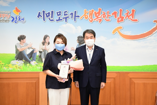 ▲ 김천시(시장 김충섭)는 지난 3일 시청 접견실에서 김충섭 시장과 국소장 등 10여명이 참석한 가운데 요리연구가 이혜정을 ‘김천시 관광 홍보대사’로 위촉했다.ⓒ김천시