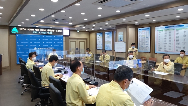 ▲ 권영진 시장은 6일 관련 부서장 및 구·군 부단체장이 참여한 가운데 태풍대처 상황 점검회의를 열고 “모든 공직자들은 긴장감을 가지고 피해를 최소화하기 위한 만반의 준비를 하고 특히, 인명피해 예방에 최선을 다 할 것”을 강조했다.ⓒ대구시