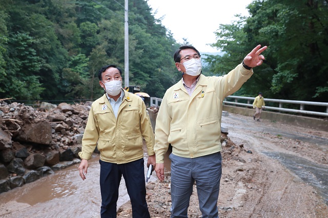 ▲ 전찬걸 군수는 제9호 태풍 마이삭으로 인한 피해지역의 복구상황들을 현장점검을 하고 있다.ⓒ울진군