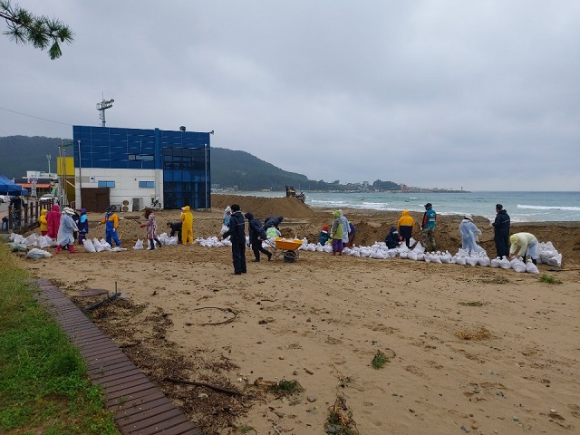 ▲ 초강력 태풍으로 예상되는 제10호 ‘하이선’으로 인한 월파 대비를 하고 있다.ⓒ포항시