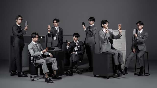 ▲ 삼성 갤럭시Z폴드2 톰브라운 에디션을 소개하는 방탄소년단(BTS) ⓒ삼성전자