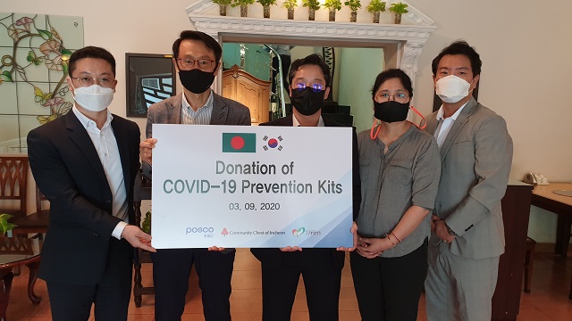 ▲ 포스코건설 직원들이 방글라데시 한인회에 코로나19 예방키트를 전달하고 기념촬영하고 있다.ⓒ포스코건설