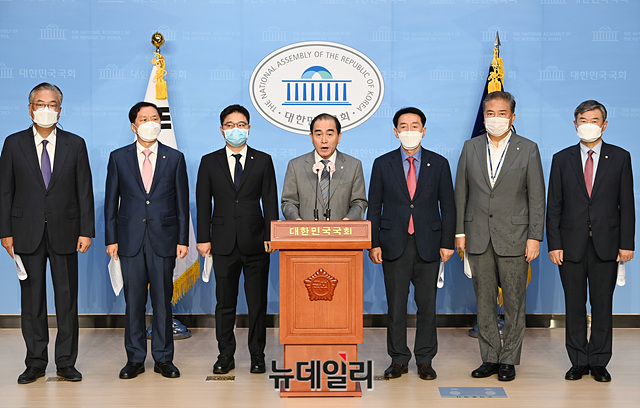 ▲ 국회 외교통일위원회 위원들이 7일 오전 국회 소통관 기자회견장에서 북한인권재단 구성 관련 기자회견을 갖고 있다.ⓒ박성원 기자