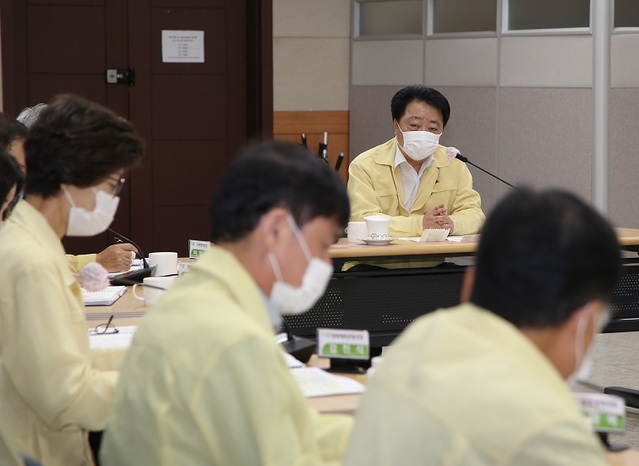 ▲ 한범덕 청주시장이 7일 주간업무보고회에서 코로나19 확산 방지를 위해 추석 친지 방문, 성묘 자체 등을 호소하고 있다.ⓒ청주시
