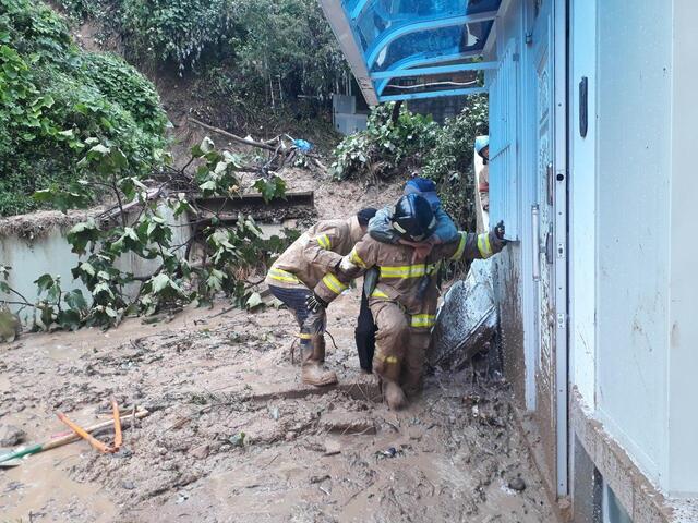 ▲ 소방대원들이 7일 오전 부산 진구에서 토사붕괴로 집에 고립된 60대 남성을 구조하고 있다. ⓒ부산소방본부 제공