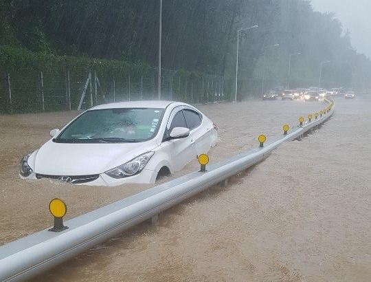 ▲ 7일 오전 만덕남해고속도로 진출입로에서 차량이 침수돼 운전자 1명이 갇혀있다 119에 의해 구조됐다. ⓒ부산소방본부 제공