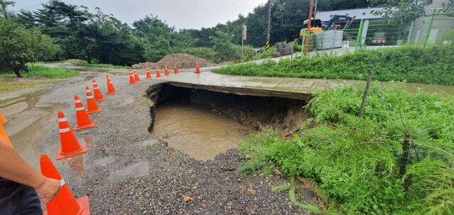 ▲ 강원도에서는 하이선으로 인해 도로 곳곳이 유실되는 등 피해가 속출했다. ⓒ강원소방본부 제공