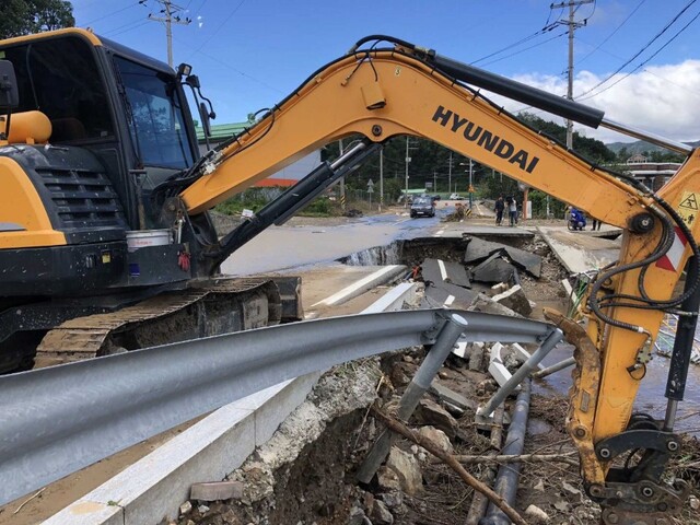 ▲ 강원소방본부가 7일 오후 도내 유실된 도로를 복구하고 있다. ⓒ강원소방본부 제공