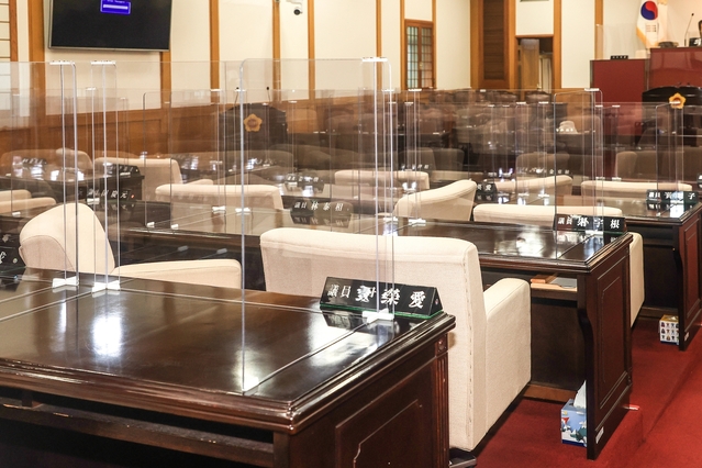 ▲ 시의회는 본회의장, 상임위원회 회의실에는 비말차단 칸막이 설치, 일회용 마이크 덮개 사용 등을 통해 비말에 의한 감염을 차단하는 등 더욱 강화된 방역 대책을 마련했다.ⓒ대구시의회