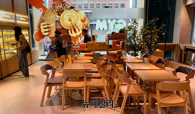 ▲ 수도권에서 사회적 거리두기 2.5단계가 1주일 연장된 가운데 7일 오후 서울 강남구의 한 프랜차이즈형 제과제빵점이 한산한 모습을 보이고 있다. ⓒ박성원 기자