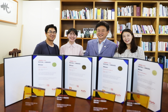 ▲ 경북도가 운영하는 공식 SNS채널이 국내 최고권위의 ‘소셜아이어워드 2020’에서 광역지방자치단체 4개 분야 대상을 차지했다.ⓒ경북도