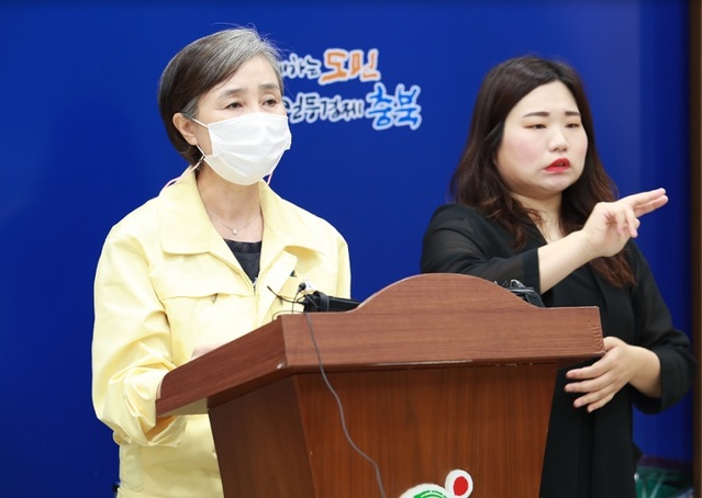 ▲ 전정애 충북도 보건복지국장이 코로나19와 관련, 브리핑을 하고 있다.ⓒ충북도