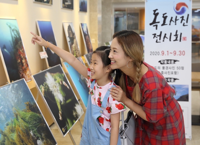 ▲ 칠곡군청 1층 민원봉사실에서 대한민국특수임무수행자회 경북지부 주체로 ‘독도 사진전’이 열렸다.ⓒ칠곡군