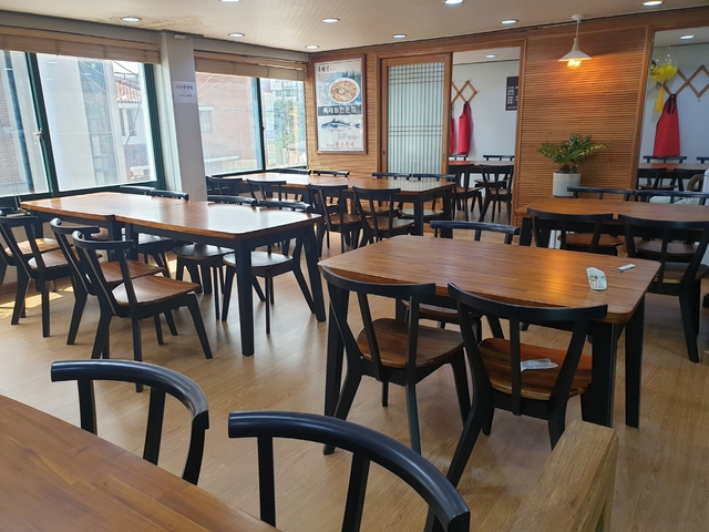 ▲ 달성군은 관내 일반음식점 중 희망업소에 대해 장애인, 노약자 및 외국인들이 이용하기 쉽도록 편의를 제공하기 위해 기존의 좌식테이블을 입식 테이블로 교체할 수 있도록 지원하고 있다. 사진은 입식 테이블 설치후.ⓒ달성군