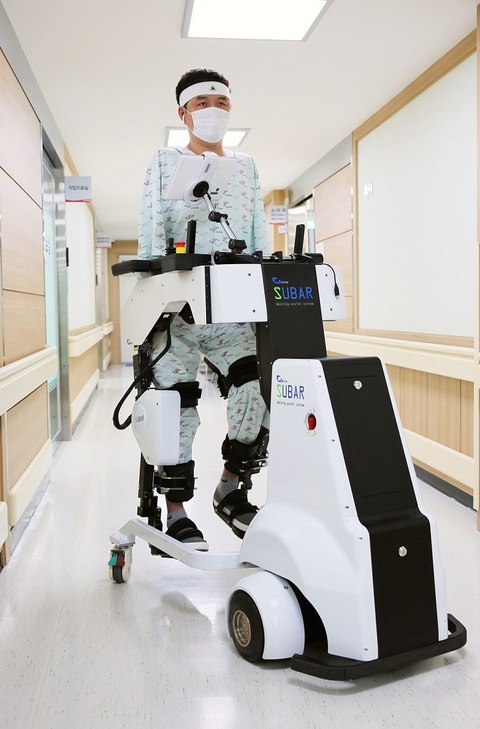 ▲ 한림대학교의료원 한강성심병원이 보행보조 로봇 '슈바(SUBAR)'를 이용해 재활치료를 진행 중이다. ⓒ한림대의료원