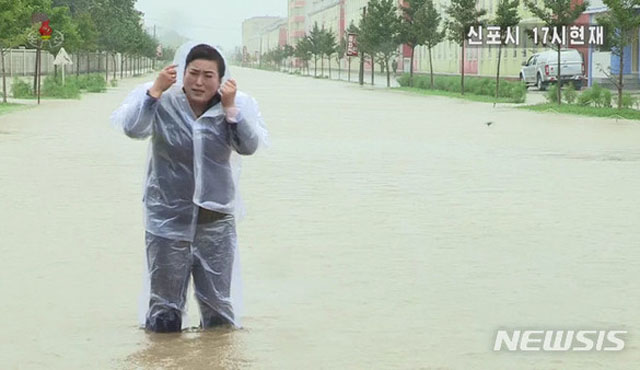 ▲ 지난 7일 태풍 '하이선' 현장을 중계방송하는 북한 조선중앙TV 기자. ⓒ뉴시스. 무단전재 및 재배포 금지.