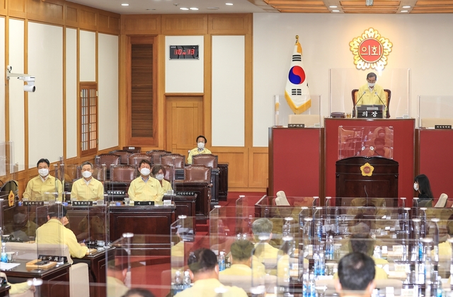▲ 대구시의회(의장 장상수)는 8일 제277회 임시회에서 강화된 사회적 거리두기 2단계에 적극 동참해 본회의장에 의원별로 칸막이를 설치했다.ⓒ대구시의회