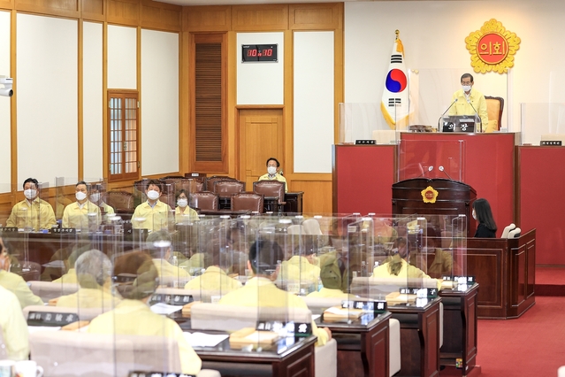 ▲ 시의회는 이날 본회의 참석 인원 제한, 회의실 내 비말차단 장비 설치 등 코로나 재확산 방지를 위한 방역조치를 강화해 회기에 들어갔다.ⓒ대구시의회