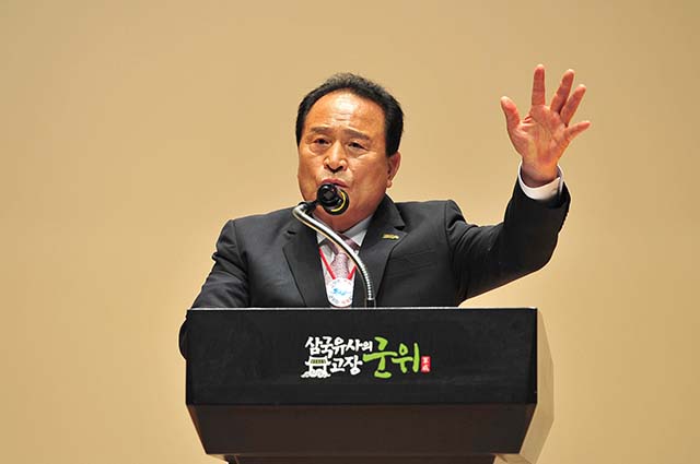 ▲ 민선7기 2년차 김영만 군위군수 공약이행률이 70%를 넘는 것으로 나타됐다. 사진은 지난 7월1일 취임2주년 기념식 장면에서 김 군수가 인사말을 하고 있다.ⓒ군위군