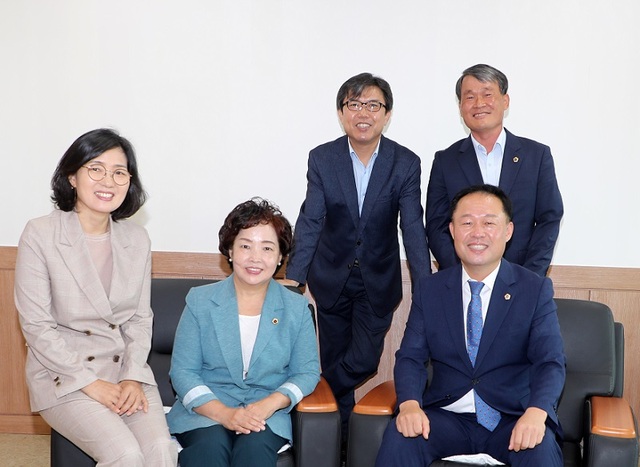 ▲ 충북도의회 산업경제위원회 위원들.ⓒ충북도의회