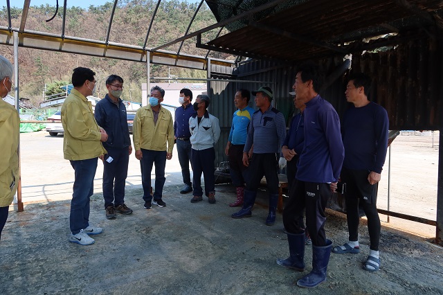 ▲ 포항시의회(의장 정해종) 의장단 및 상임위원장단은 현장을 둘러보던 중 축양장 피해를 입은 주민을 만나 피해시설과 규모를 확인하고 복구방안에 대해 논의했다.ⓒ포항시의회
