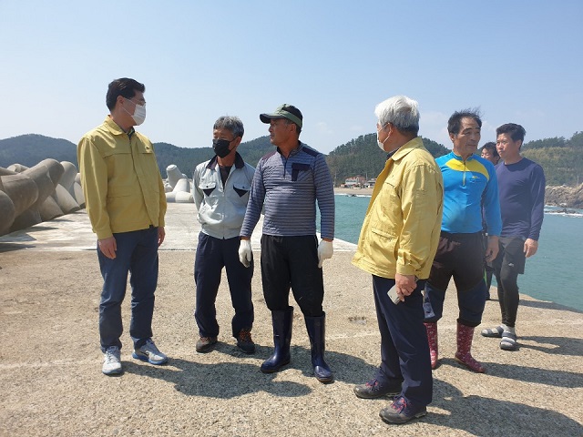 ▲ 포항시의회(의장 정해종) 의장단 및 상임위원장단은 신창리 마을이장 및 어촌계 주민들로부터 노후화된 방파제를 보강해달라는 건의와 주택파손세대의 경우 복구시까지 임시주거시설에서 생활할 수 있도록 조치해달라는 고충을 청취하고 있다.ⓒ포항시의회