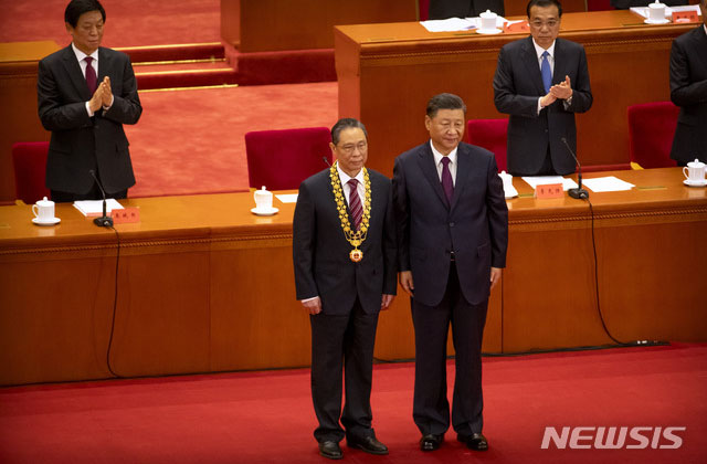 ▲ 8일 중국 베이징 인민대회당에서 중난산 중국 공정원 원사에게 '인민공화국 훈장'을 수여한 뒤 옆에 선 시진핑 중국 공산당 총서기. ⓒ뉴시스 AP. 무단전재 및 재배포 금지.