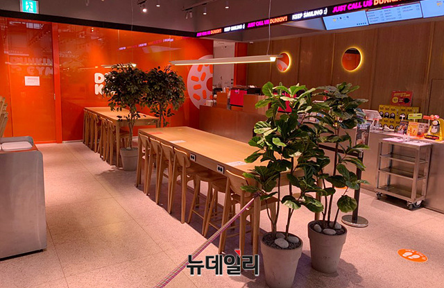 ▲ 수도권에서 사회적 거리두기 2.5단계가 1주일 연장된 가운데 7일 오후 서울 강남구의 한 프랜차이즈형 제과제빵점이 한산한 모습을 보이고 있다. ⓒ박성원 기자