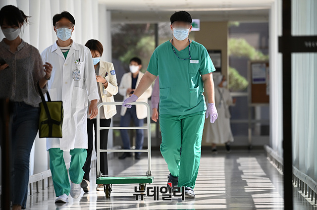 ▲ 의대정원 확대·공공의대 설립 등을 반대하며 집단휴진을 이어온 전공의들이 일부 복귀한 8일 오후 서울 서초구 서울성모병원에서 의료진들이 업무를 보고 있다. ⓒ박성원 기자