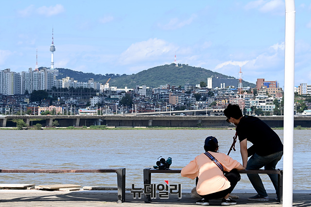 ▲ 8일 오후 2시부터 여의도·뚝섬·반포 등 주요 한강공원 내 밀집지역에 시민 출입이 통제된다고 서울시 한강사업본부가 밝힌 가운데 이날 오후 서울 서초구 반포한강공원에서 시민들이 여유를 즐기고 있다. ⓒ박성원 기자