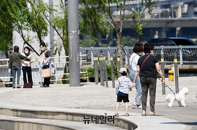 ▲ 시민들은 이날부터 출입 통제로 인해 11개 한강공원 내 43개 주차장도 오후 9시부터 다음날 오전 2시까지 진입할 수 없게 된다. ⓒ박성원 기자