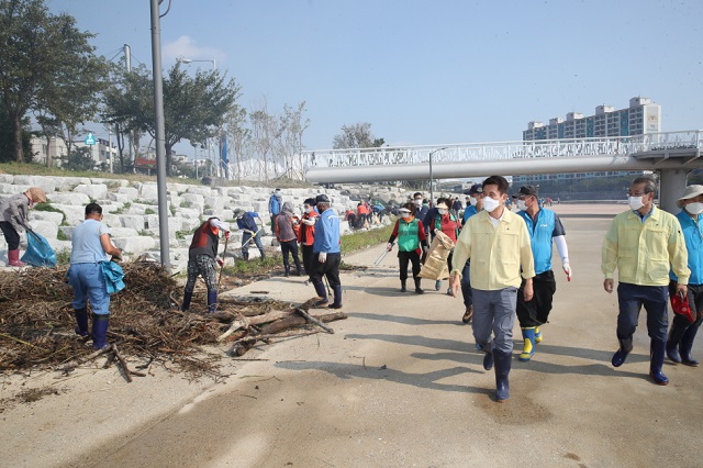 ▲ 이강덕 시장은 오전부터 오천 냉천 수변공원, 효자초등학교 옆 공영주차장, 구평리, 넙치와 강도다리 폐사 현장, 하정리, 강사2리 등의 피해 현장을 방문해 주민들을 위로하고 관계자들을 격려했다.ⓒ포항시
